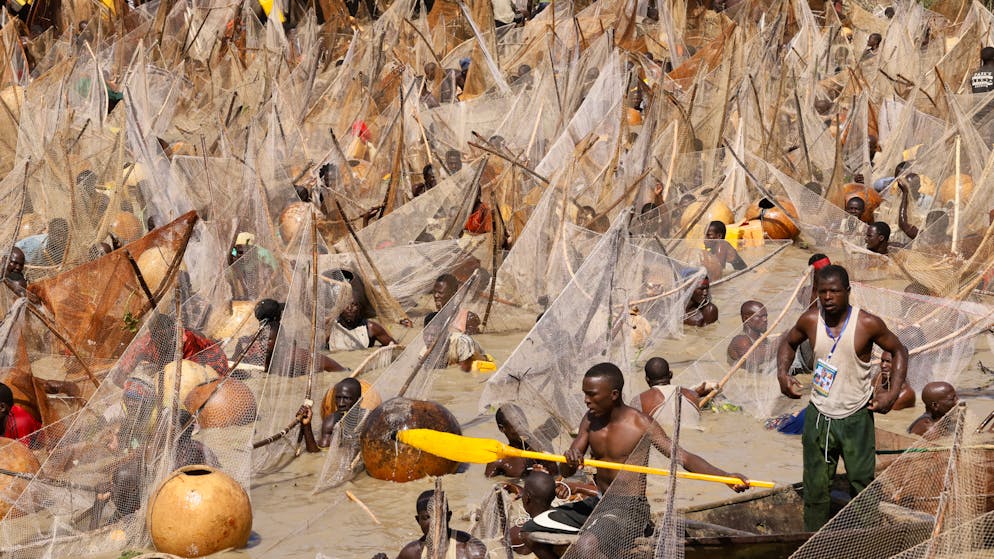Zwei fabrikneue Autos für einen Fisch. Nigerias Mega-Fishing-Festival ist zurück – diese Bilder musst du gesehen haben