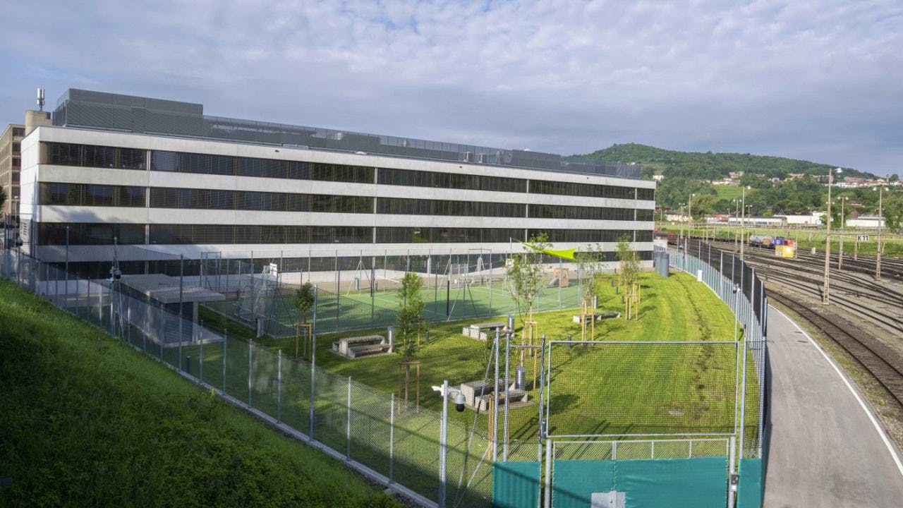 Flüchtling, Asyl. Aussprache wegen Widerstand gegen Asyl-Pilotprojekt im Tessin