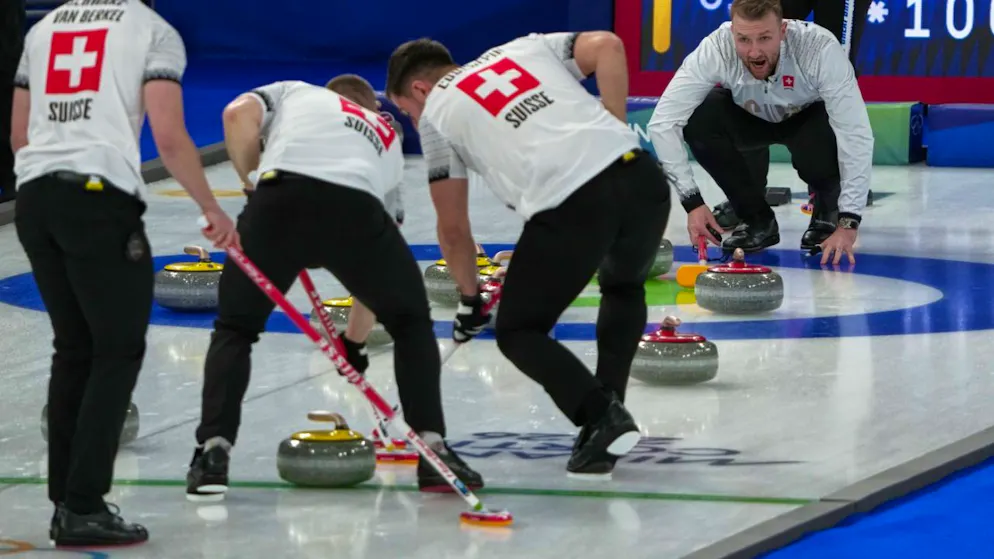 Eine wichtige Rolle: Die Wischer entscheiden im Curling nicht selten über Sieg oder Niederlage