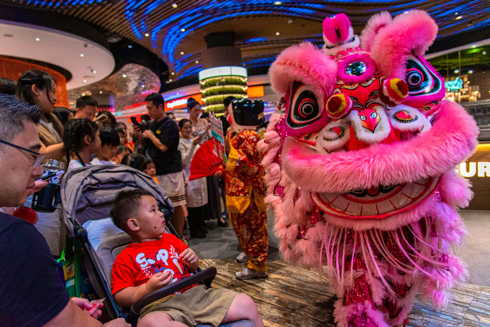 2026: Capodanno cinese sotto il segno del cavallo. Danzatori di leoni si esibiscono in un centro commerciale di Bangkok in preparazione del prossimo Capodanno cinese.