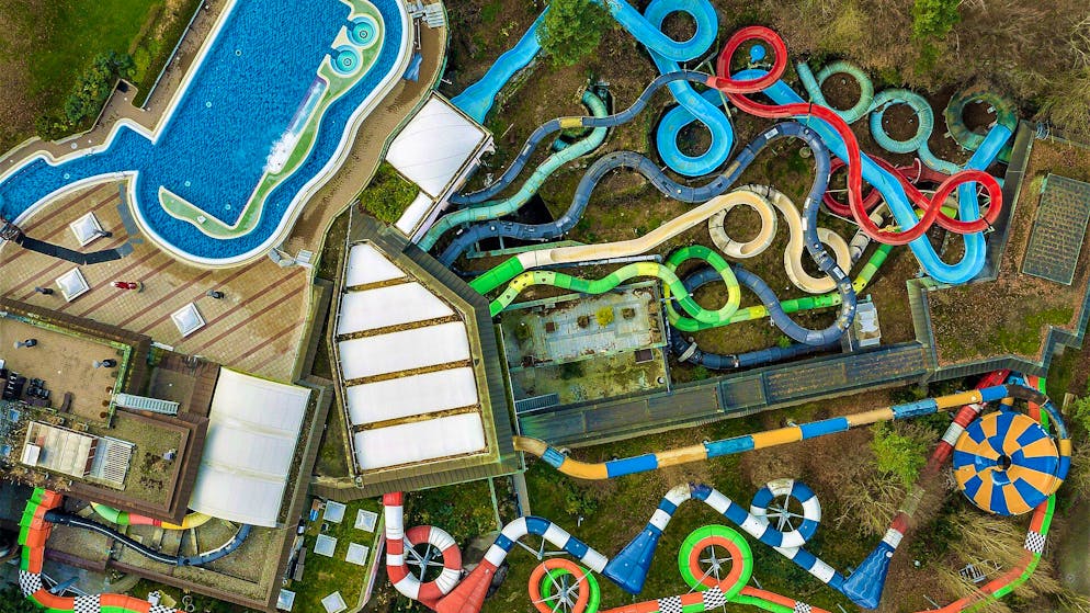 Ecco cos'hanno scoperto. Dopo due settimane di chiusura l'Alpamare chiarisce: parti del soffitto si sono staccate