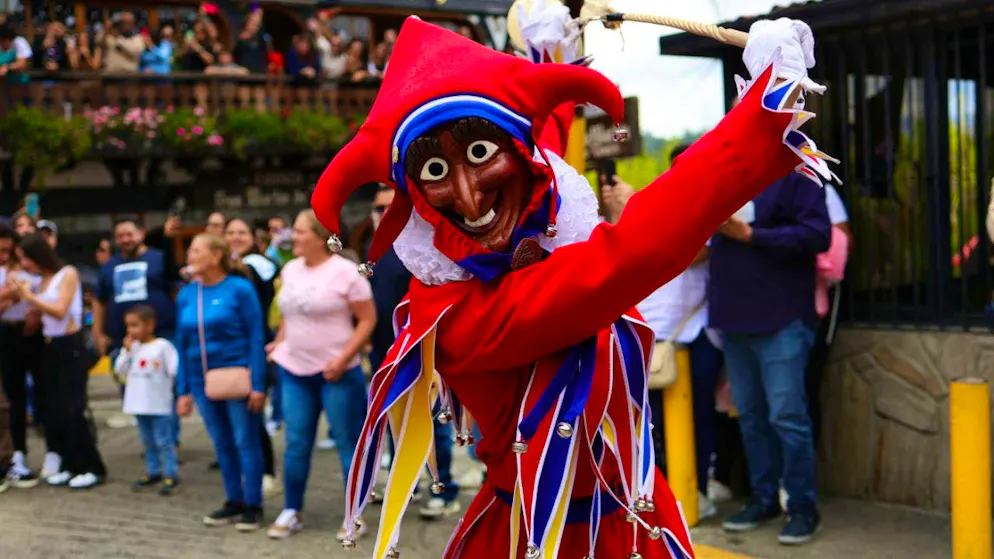 dpatopbilder - Jokilis parade through the streets during the German-Venezuelan parade as part of the carnival celebrations in Colonia Tovar. The festival, which combines traditional southern German carnival culture with Caribbean street carnival, has been taking place since the early 1960s. Photo: Javier Campos/dpa