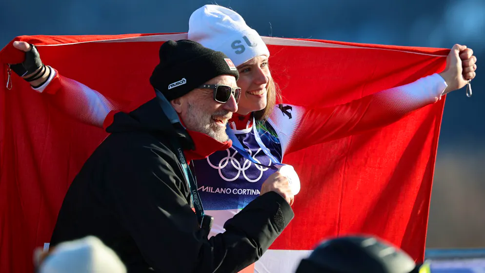 Camille Rast prend la pose avec Denis Wicki, qui a vécu sa dernière course.