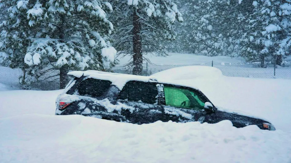After days of storms in northern California, cars disappear in the snow - and it will continue to snow. (February 17, 2026)