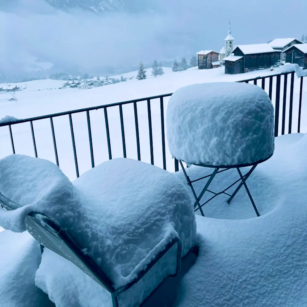 Schnee-Bilder Februar 2026. Dieser Balkon in Rumein, Val Lumnezia GR, ist kaum wiederzuerkennen.