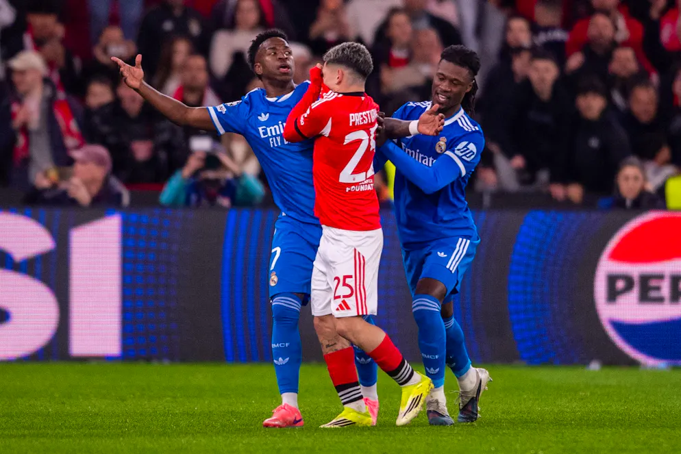 Reals Vinicius Junior (l.) warf Benficas Gianluca Prestianni vor, ihn rassistisch beleidigt zu haben.