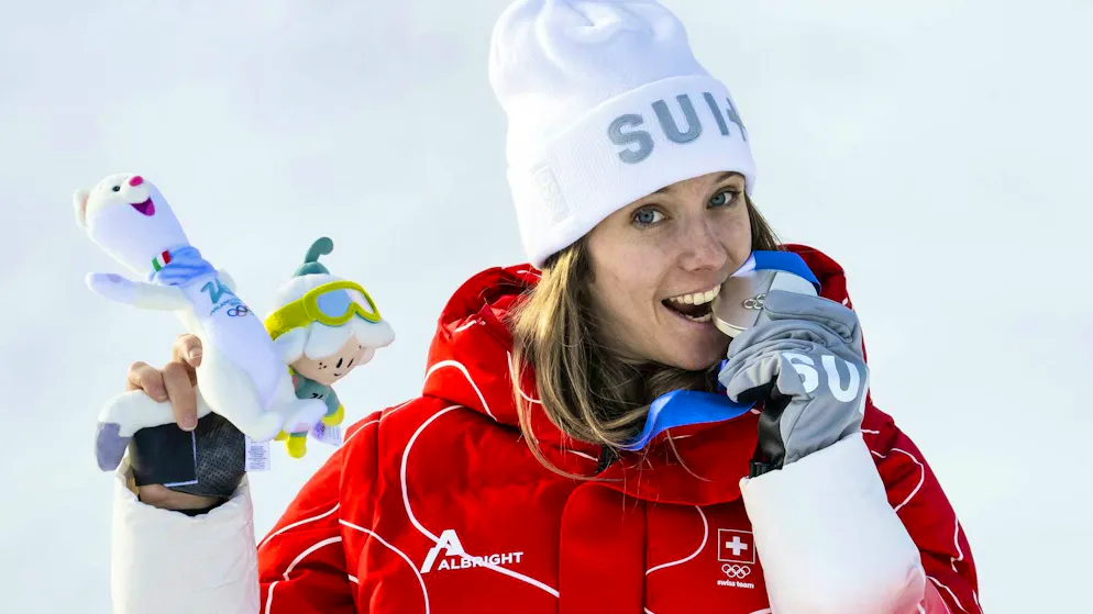 Camille Rast addenta la sua medaglia d'argento.