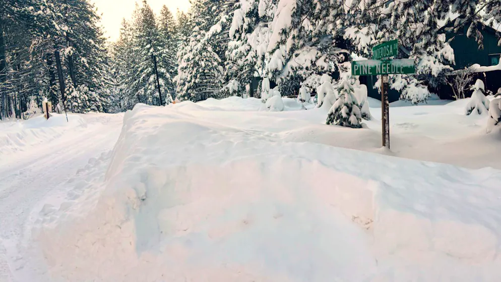 Schnee türmt sich entlang einer Straße in Kalifornien. Foto: Brooke Hess-Homeier/FR172061 AP/AP/dpa