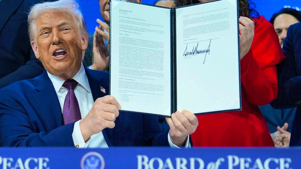 US President Donald Trump talks about his "Board of Peace" at the WEF in Davos. (January 22, 2026)