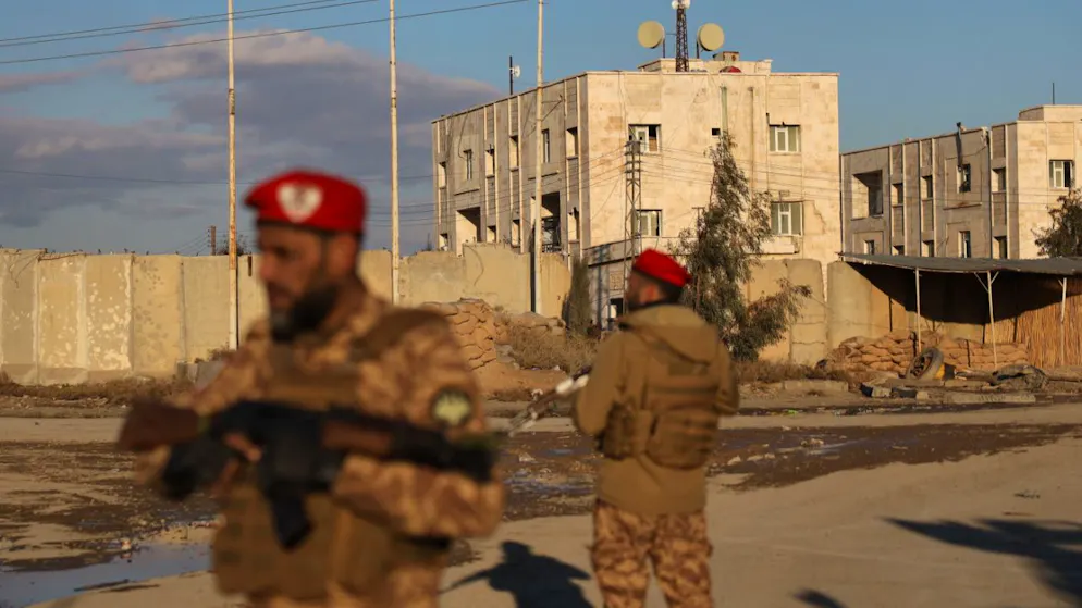 Syrische Regierungstruppen stehen vor dem Al-Aktan-Gefängnis am Stadtrand von al-Rakka im Nordosten Syriens Wache. (Archivbild)