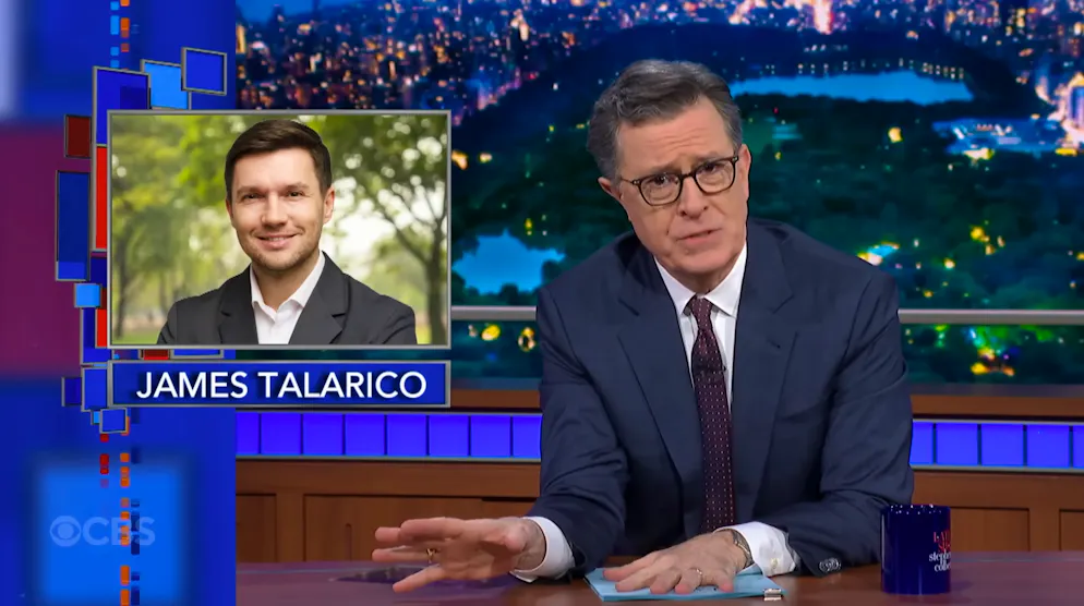 Stephen Colbert darf Jaems Talarico nicht nur nicht auftreten lassen, sondern nicht mal sein Bild zeigen. Die Person links ist nicht der demokratische Politiker, sondern nur eine Person auf einem Archivbild, die dem Texaner ähnelt.