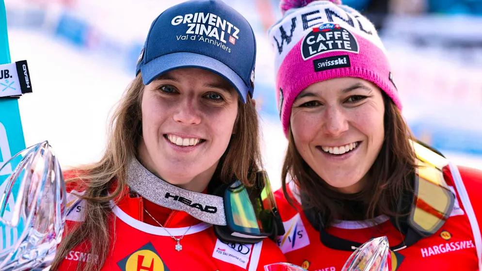 La svizzera Camille Rast, a sinistra, posa con la terza classificata Wendy Holdener dopo aver vinto uno slalom di Coppa del Mondo femminile di sci alpino a Kranjska Gora, in Slovenia, domenica 4 gennaio 2026.