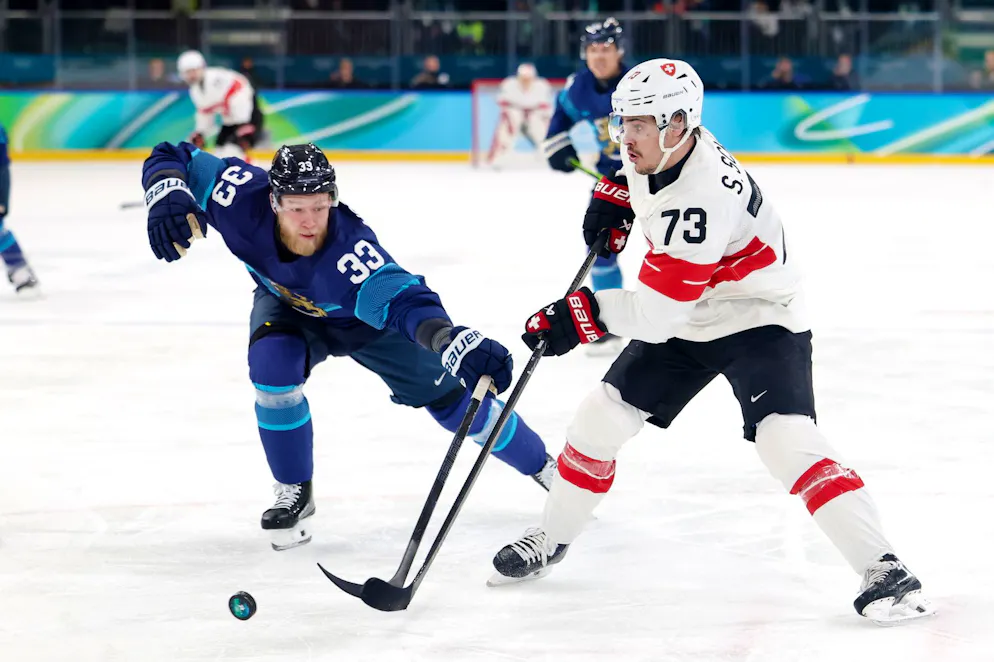 Sandro Schmid mesos sotto pressione da Nikolas Matinpalo.