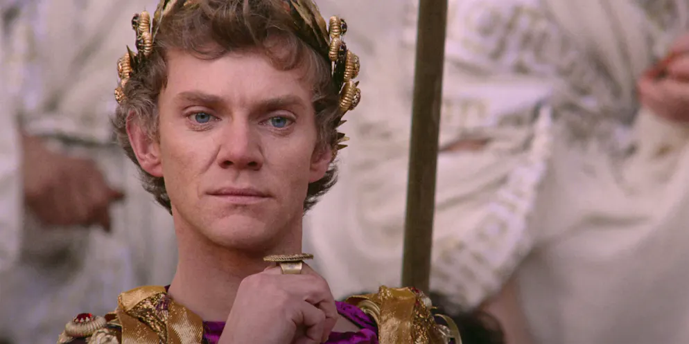 Malcolm McDowell als Kaiser Caligula im Film «Caligula» – ganz nach dem alten Bild vom wahnsinnigen Tyrannen. Heute sieht die Forschung den Kaiser deutlich differenzierter.