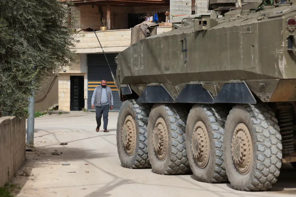 Un Palestinien repart après avoir été libéré par les troupes israéliennes lors d'un raid militaire dans le village d'Al-Yamoun, à l'ouest de Jénine, en Cisjordanie, le 17 février 2026.