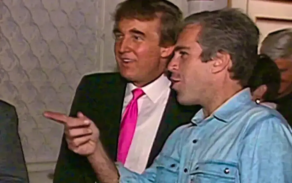 Donald Trump (à gauche) et Jeffrey Epstein lors d'une fête en 1993.