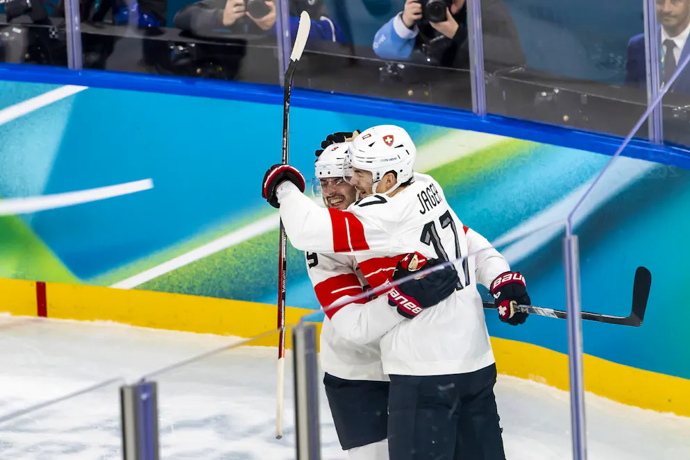 Riat e Jäger festeggiano l'1-0.