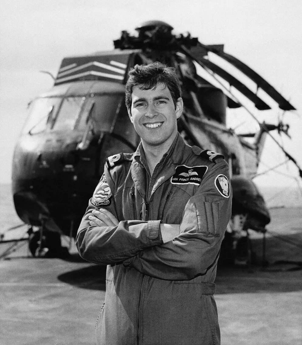 Skandalprinz Andrew: Verhaftung an seinem 66. Geburtstag. Prinz Andrew im November 1982. Damals als 22-jähriger Sub-Lieutenant der Royal Navy, bereitete er sich auf einen Überflug im Rahmen der «Welcome Home»-Parade nach dem Falklandkrieg in Plymouth vor. Er steuerte einen Sea-King-Helikopter. (Archivbild)