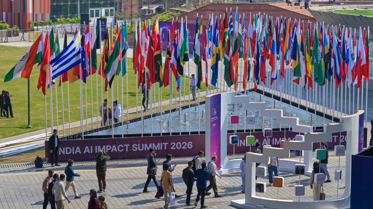 Politik. Roboterhund sorgt bei KI-Ausstellung in Indien für Wirbel