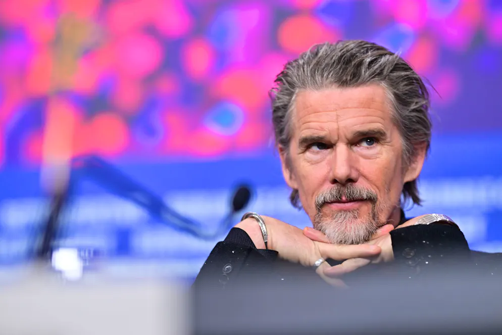 Oscar-Verleihung: So oft sind diese Stars leer ausgegangen. Ethan Hawke blickt auf mehrere Oscar-Nominierungen zurück: 2002 als bester Nebendarsteller für «Training Day», 2005 und 2013 für das beste adaptierte Drehbuch («Before Sunset» und «Before Midnight») sowie 2015 erneut als bester Nebendarsteller für «Boyhood». 2026 ist er mit «Blue Moon» erstmals als bester Hauptdarsteller nominiert – vielleicht krönt er seine Karriere diesmal mit dem Oscar.