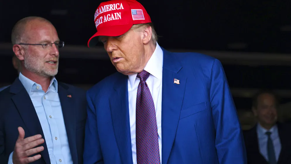 Neue Regeln für die Medien: FCC-Chef-Brendan Carr (links) und Donald Trump. (Archivbild)