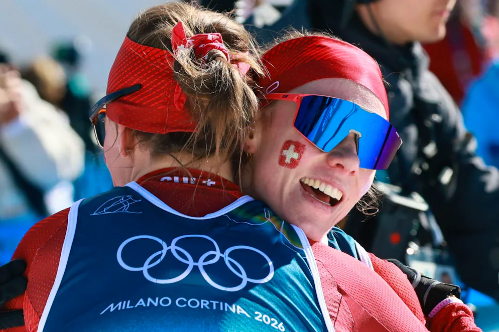 L'abbraccio all'arrivo fra Nadine Fähndrich e Nadja Kälin.