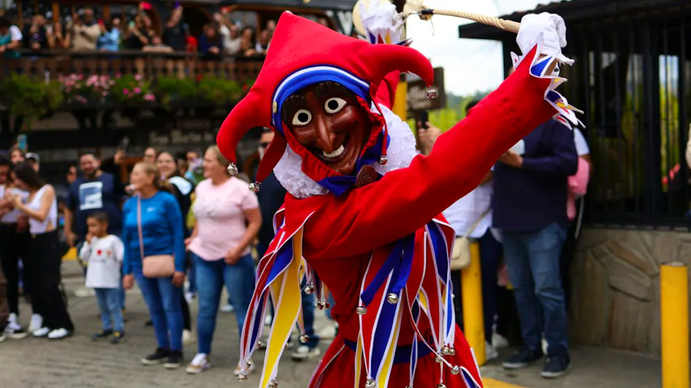 dpatopbilder - Beim Deutsch-Venezolanischen Festumzug im Rahmen der Karnevalsfeiern in Colonia Tovar ziehen Jokilis durch die Straßen. Seit den frühen 1960er Jahren findet das Fest statt, das traditionelle süddeutsche Fastnachtskultur mit karibischem Straßenkarneval verbindet. Foto: Javier Campos/dpa