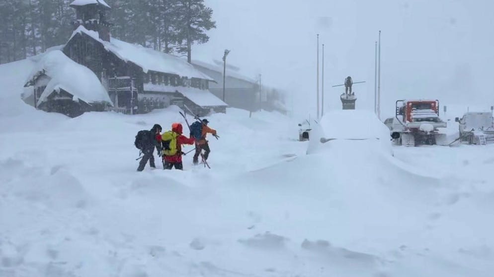 Retter kämpfen gegen Sturm. Lawine kostet in Kalifornien acht Skifahrer das Leben