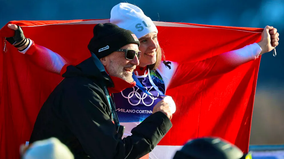 Camille Rast posa con Denis Wicki, che ha partecipato alla sua ultima gara.
