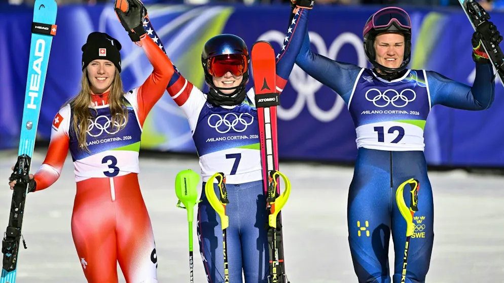 Camille Rast (links) holt sich im Olympia-Slalom die Silbermedaille.