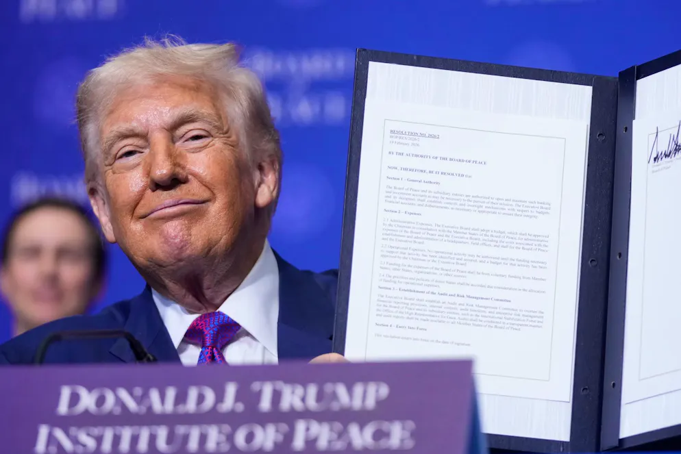 «Bisogna sorridere», ha detto Donald Trump durante la foto di gruppo con i rappresentanti dei membri del Board of peace.