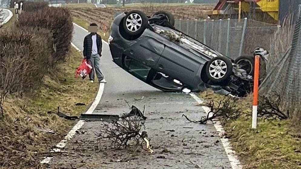 Wohlen AG. Kurzer Griff ans Radio – Auto landet auf dem Dach