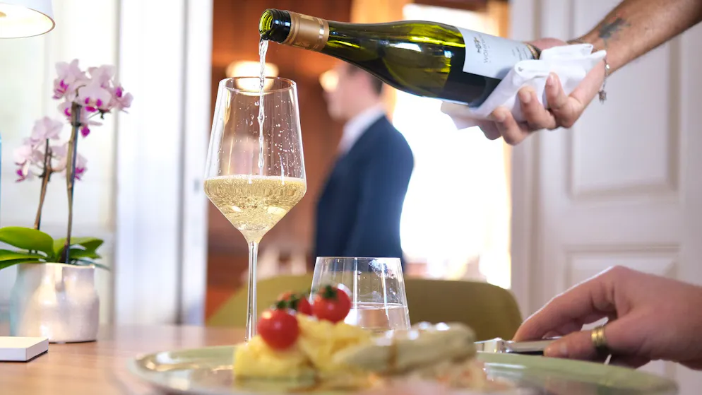 Der Wein war lange der wichtigste Ertragsträger – immer mehr Gäste trinken jedoch weniger, während der Aufwand in der Küche eher steigt. (Symbolbild)