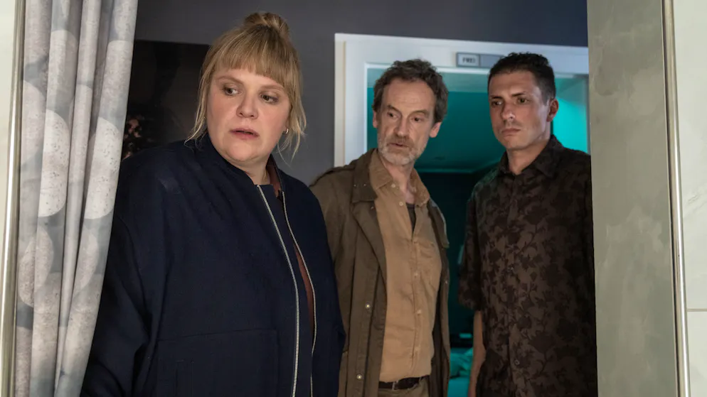 So komplex war Stefanie Reinspergers Abschied vom Dortmunder «Tatort». Rosa Herzog (Stefanie Reinsperger), Peter Faber (Jörg Hartmann, Mitte) und ein Bordell-Mitarbeiter (Kristian Pandža) finden die verstörte Zeugin des Mordes – eine Prostituierte.