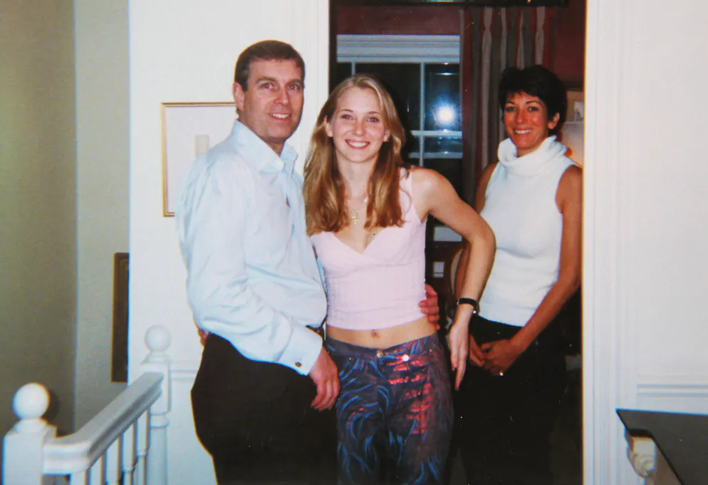 Andrew and Virginia Roberts Giuffre, im Hintergrund Ghislaine Maxwell, die nun im Gefängnis sitzt. Das Bild soll Anfang 2001 entstanden sein.