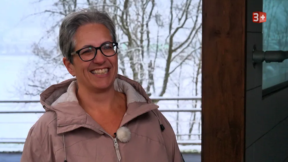 «Bauer, ledig, sucht»: Diese Bauern und Bäuerinnen suchen die Liebe im TV. Hobbybäuerin Janine liebt ihren Hof mit den Tieren von ganzem Herzen. Nach fordernden Einsätzen als Rettungssanitäterin findet sie auf ihrem Hof mit Weitblick Ruhe und kann dort Kraft tanken. Die 54-Jährige lebt im Kanton Aargau. 