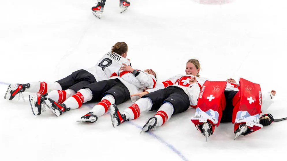 Alina Müller schreibt das nächste Olympia-Märchen - Gallery. Die Schweizer Torhüterin Andrea Brändli (rechts) legt sich nach Spielschluss mit Teamkolleginnen aufs Eis