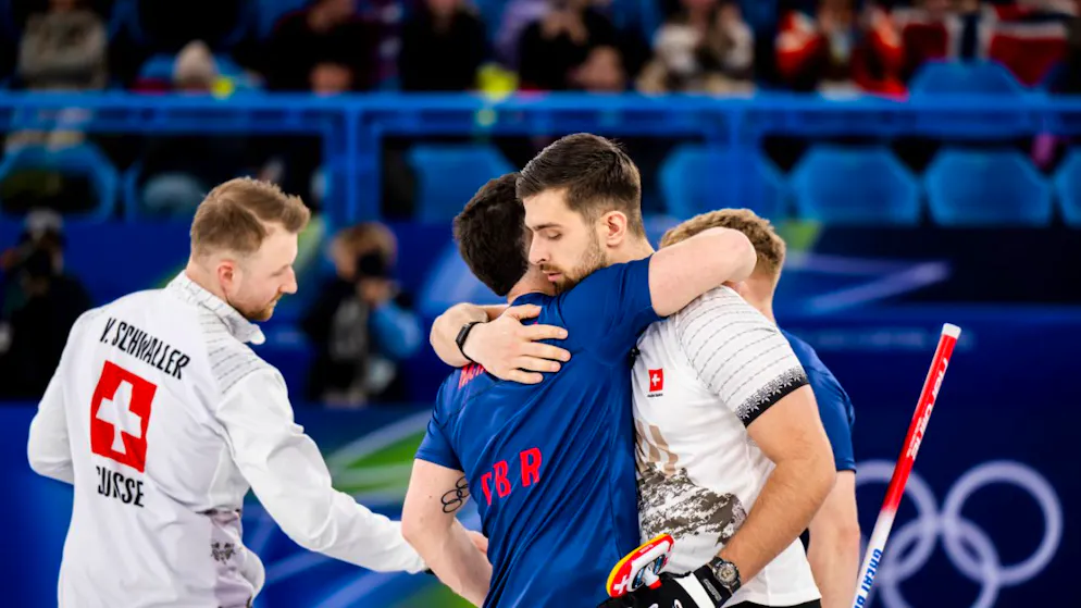Gratulation an einen am Ende (zu) starken Gegner: die Schweizer Curler Yannick Schwaller (li.) und Pablo Lachat