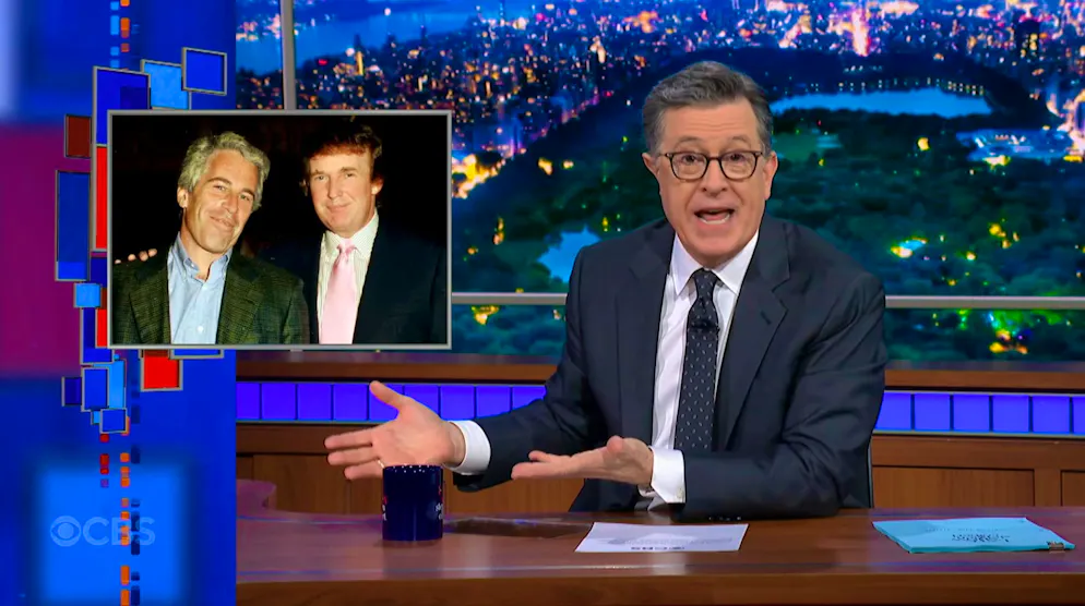 «Mi avete costretto voi», dice Colbert – e mostra un’immagine di Jeffrey Epstein insieme a Donald Trump.