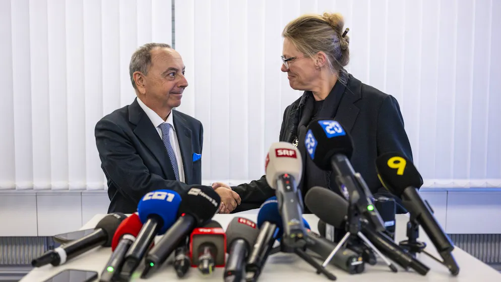 Der Obersten Staatsanwalt der Republik Rom, Francesco Lo Voi (links), und die Walliser Generalstaatsanwältin Béatrice Pilloud beim Treffen in Bern.