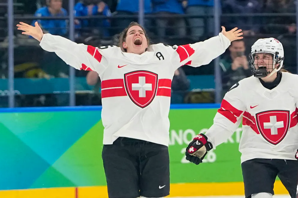 Seconda settimana delle Olimpiadi di Milano-Cortina. Alina Muller celebra il gol della vittoria ai supplementari.
