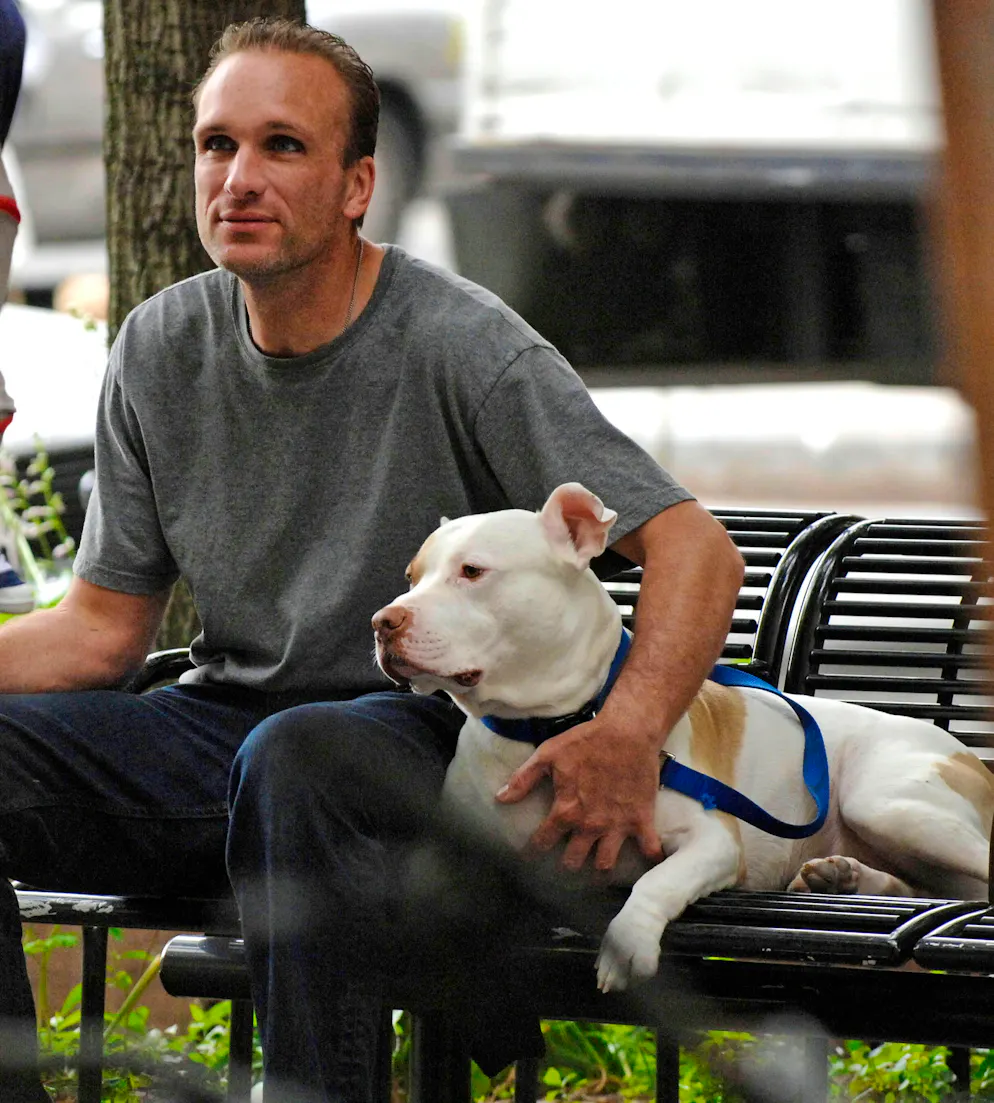 Schauspieler Peter Greene mit Hund in New York im Sommer 2009. Der «Pulp Fiction»-Bösewicht wurde 60 Jahre alt. Sein neustes Projekt sollte im Januar 2026 starten. An der Seite von Mickey Rourke sollte er im Film «Mascots» mitspielen.