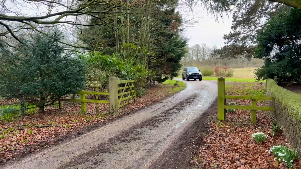 Ein Auto verlässt das königliche Anwesen in Sandringham, nachdem Andrew Mountbatten-Windsor von der britischen Polizei wegen des Verdachts auf Amtsmissbrauch festgenommen wurde.