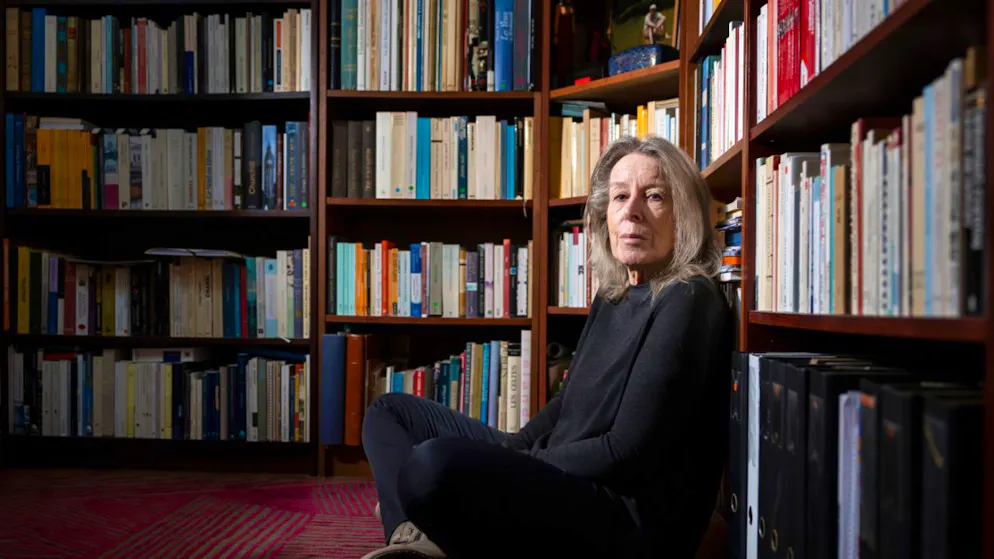 L’auteure Corinne Desarzens, que l'on voit chez elle à Onnens (VD) devant sa bibliothèque, reçoit le Grand Prix suisse de littérature 2026.