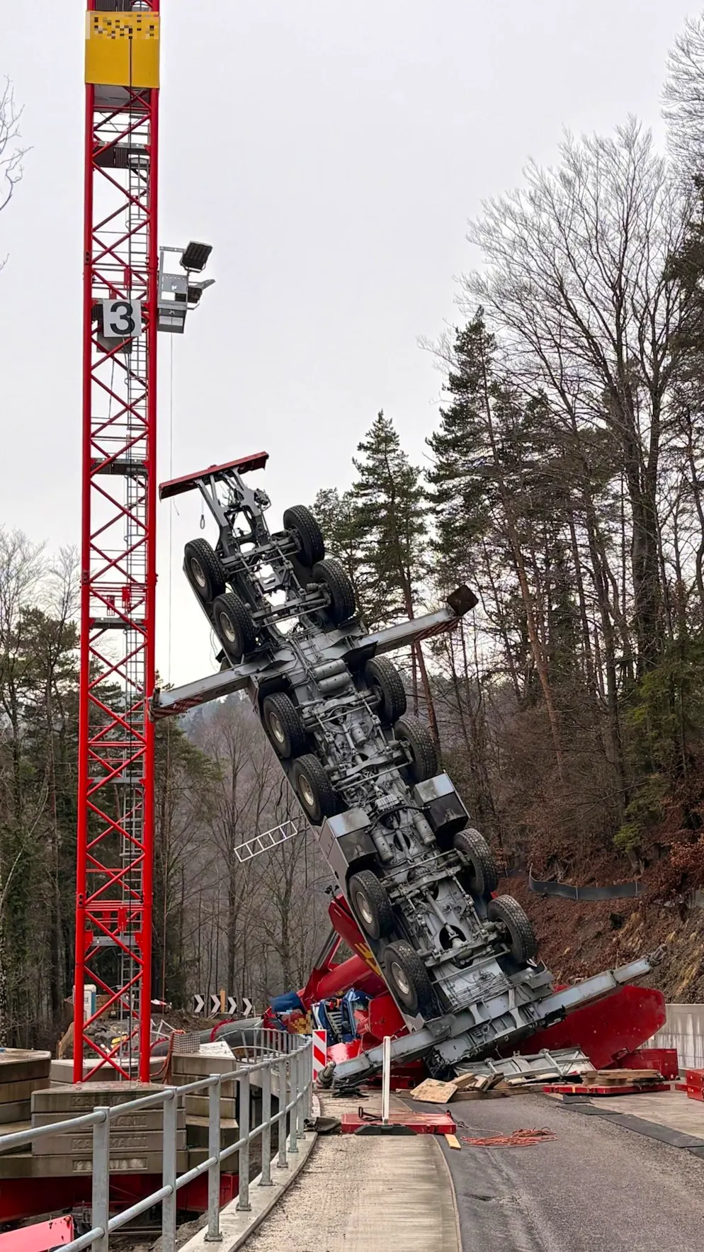 L'évacuation de la grue accidentée devrait durer plusieurs jours.