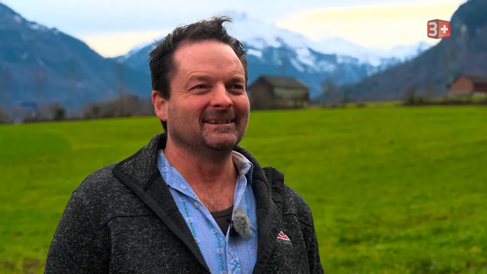 «Bauer, ledig, sucht»: Diese Bauern und Bäuerinnen suchen die Liebe im TV. Der umtriebige Fridli führt einen grossen Betrieb mit zwei Standorten und ist zusätzlich als Biokontrolleur und Bauleiter tätig. Der 47-Jährige lebt im Kanton Glarus. In seiner Freizeit geht er wandern oder jasst.