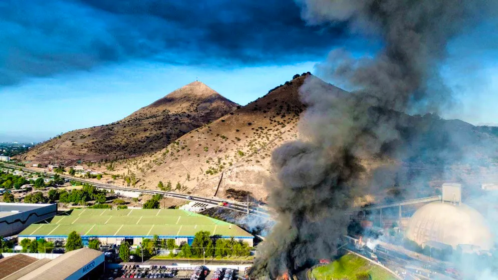 Smoke rises into the sky after a tanker loaded with liquid gas overturned and exploded in an industrial area near Santiago de Chile. Photo: Hans Scott/Agencia Uno/dpa