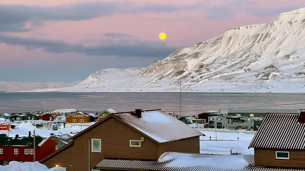Vue de la ville de Longyearbyen et de l'Adventfjord, dans l'archipel norvégien du Svalbard, le 12 février 2026. Il n'y a aucun signe extérieur d'inquiétude, du moins pas encore : les habitants du Svalbard vaquent à leurs occupations quotidiennes comme si de rien n'était, malgré les spéculations selon lesquelles cet archipel norvégien pourrait être le prochain territoire arctique convoité par les États-Unis ou la Russie.