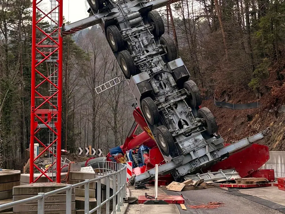 Ein 60-jähriger Kranführer wurde bei einem Unfall am Donnerstag in Stallikon ZH schwer verletzt. 
