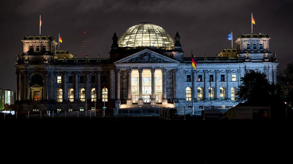 80 firefighters at the parliament. After gas alarm: fire department operation in the Reichstag building